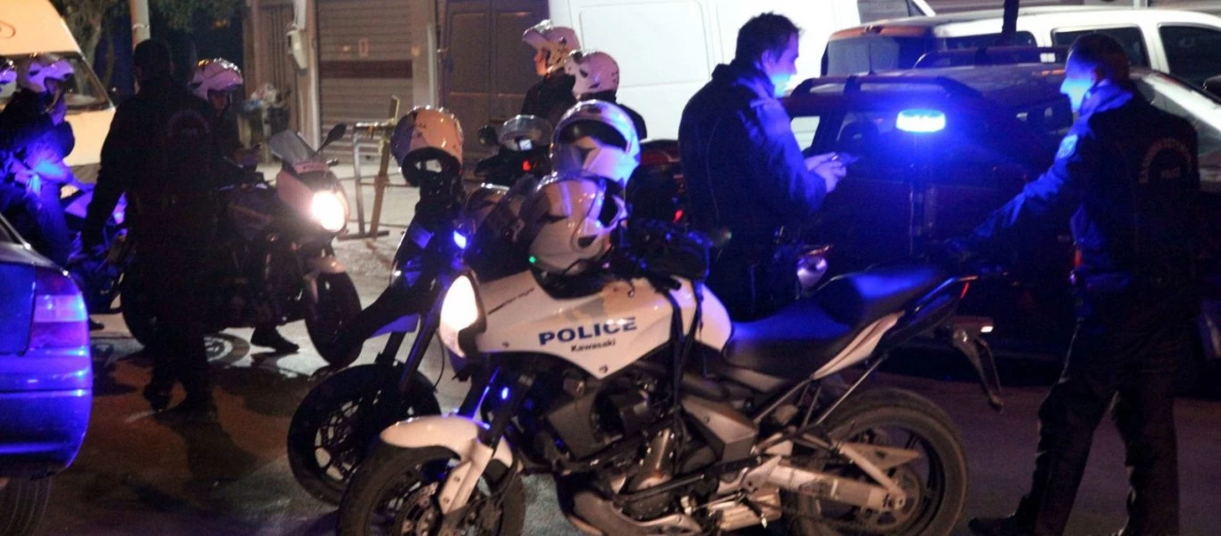 Πάτρα: Επίθεση με μολότοφ και κροτίδες σε πάρκινγκ της ΕΛ.ΑΣ